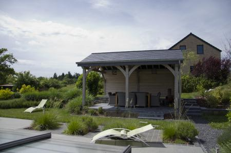 Apportez une touche moderne à votre jardin avec un pool house en bois contemporain